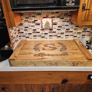 Planche de nouilles/housse en bois/plateau de cuisson/housse de cuisinière/décor de cuisine/cuisine personnalisée/bois rustique/cuisine de ferme/sculpture sur bois