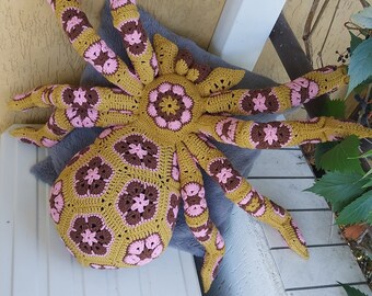 かぎ針編みのクモ：アフリカンフラワータランチュラの編みぐるみ