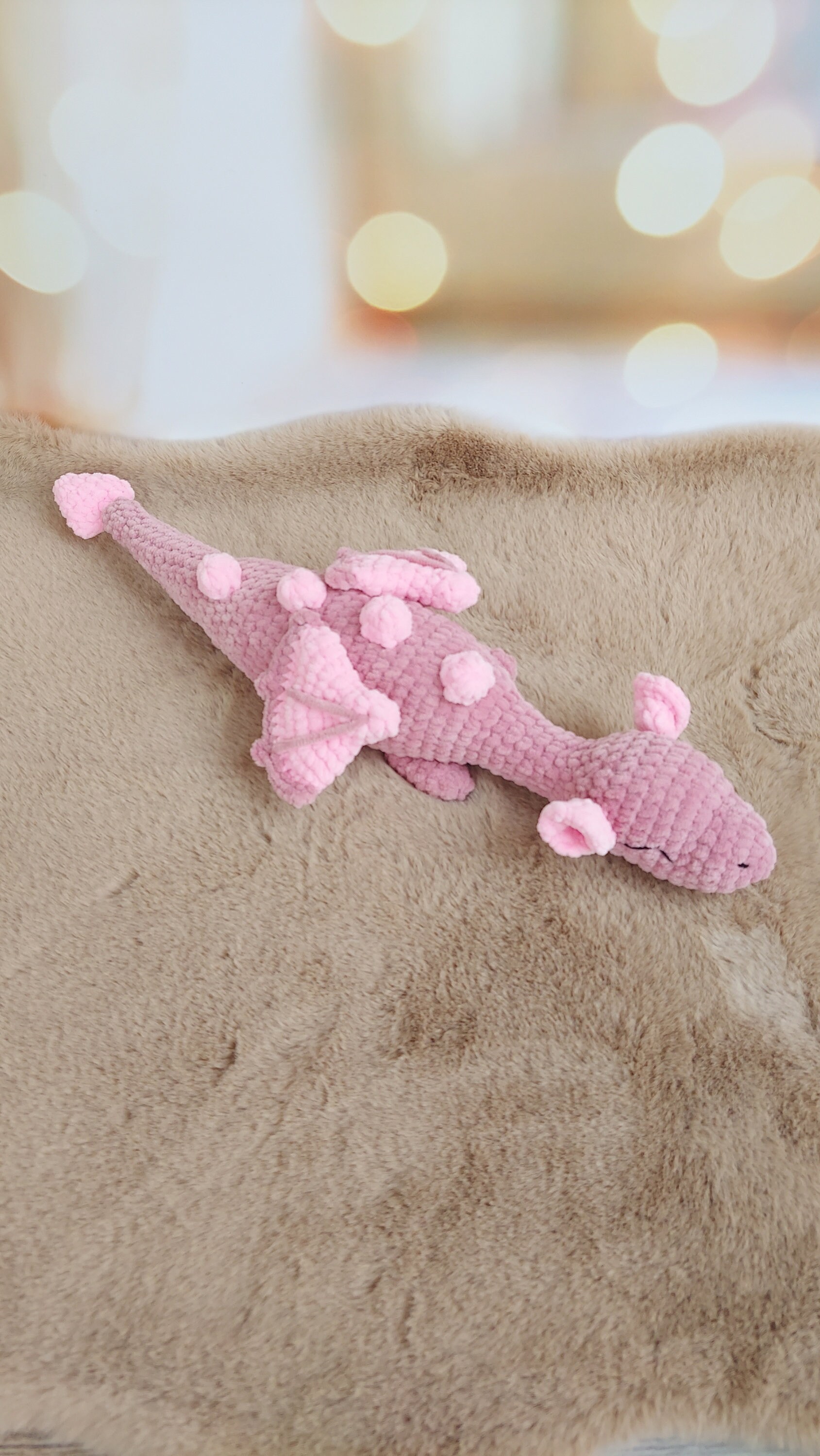 かぎ針編みの妖精ドラゴン、ぬいぐるみドラゴン、眠そうなドラゴン 