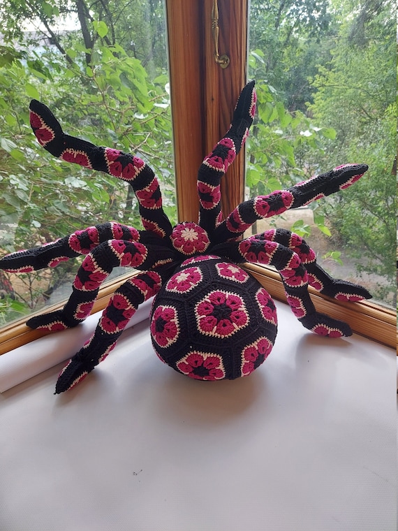かぎ針編みのクモ：アフリカンフラワータランチュラの編みぐるみ