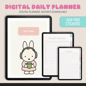 Peut inclure: Un planificateur quotidien numérique affiché sur trois tablettes. La plus grande tablette présente un lapin de dessin animé avec un casque et une tasse. Le texte "Digital Daily Planner, Instant Download!" est en haut, avec "+500 FREE STICKERS!" dans un encadré turquoise.