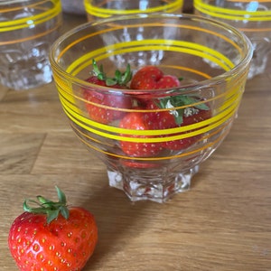 Set of four Glass desert dishes, Vintage glass bowls, retro desert bowls