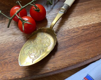 Vintage Cheese cutter slice, cheese board serving, brass, engraving
