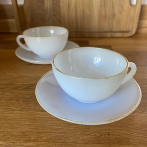 Vintage weißes Set aus zwei Opalin-Kaffeetassen und Untertassen, Teetassen und Untertassen, Arcopal France