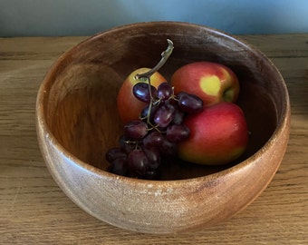 Vintage teakhouten saladeschaal, handgedraaide houten schaal, retro decor uit de jaren 70