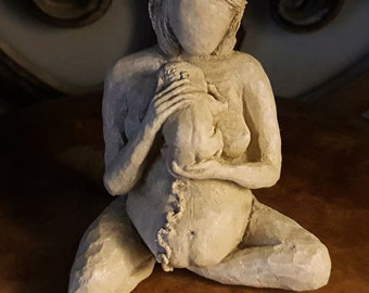 Earthside – Skulptur, Statue, Hebamme, Geschenk, Doula Blessingway, gebärende Frau, Neugeborene, rustikaler Geburtsraum