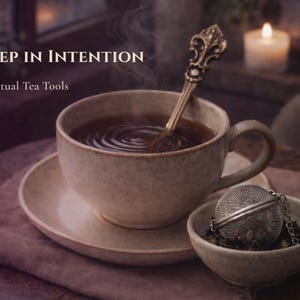 Puede incluir: Una taza de té de cerámica beige con un platillo, llena de té y una cuchara decorativa. Un cuenco pequeño con un infusor de té está al lado de la taza. La imagen incluye el texto "Steep in Intention" y "Ritual Tea Tools".