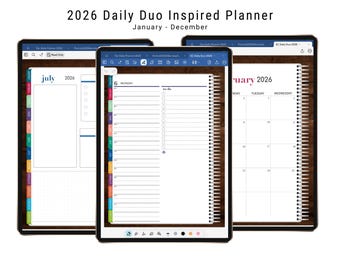 Puede incluir: Tres planificadores digitales que muestran un planificador inspirado Daily Duo 2026. Los planificadores presentan diseños de calendario, listas de tareas y vistas mensuales. El texto "2026 Daily Duo Inspired Planner" y "Enero - Diciembre" son visibles.