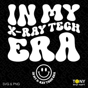 Könnte beinhalten: Weißer Text auf schwarzem Hintergrund in einem Retro-Schriftart-Stil lautet "In My X-Ray Tech Era". Ein Smiley mit schwarzem Umriss befindet sich unter dem Text.
