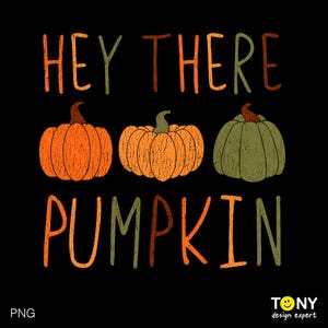 Puede incluir: Un fondo negro con el texto "Hey There Pumpkin" en naranja, verde y marrón. Tres calabazas están dispuestas en fila, una naranja, una naranja y una verde.