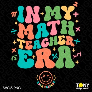 以下が含まれることがあります： レトロな 70 年代のフォントで「In My Math Teacher Era」というテキストが書かれたカラフルなグラフィックデザイン。デザインは数学記号と星で囲まれています。