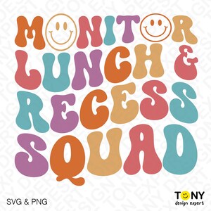 Puede incluir: Un dise&ntilde;o gr&aacute;fico colorido con las palabras "MONITOR LUNCH & RECESS SQUAD" en una fuente retro, con emoticonos sonrientes. El dise&ntilde;o incluye el texto "SVG & PNG" y el logotipo del dise&ntilde;ador.