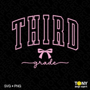 Puede incluir: Un diseño gráfico que presenta la palabra THIRD en letras de bloque grandes, arqueadas y de color rosa claro con un contorno negro. Debajo, un icono de lazo rosa claro se sitúa sobre la palabra grade escrita en cursiva rosa claro sobre fondo negro.