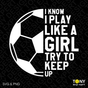 Op de afbeelding: Zwart-wit grafisch ontwerp met een voetbal en de tekst "Ik weet dat ik speel als een meisje, probeer bij te blijven".