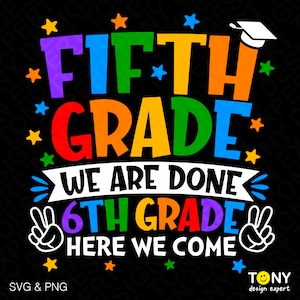 5e leerjaar We zijn klaar 6e leerjaar Here We Come Svg Png, Funny Graduate Svg, einde van school digitale download sublimatie PNG & SVG Cricut