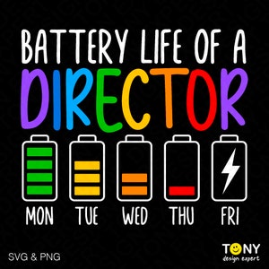 Könnte beinhalten: Ein Grafikdesign mit dem Text "BATTERY LIFE OF A DIRECTOR" in Regenbogenfarben. Fünf Batterie-Icons repräsentieren die Wochentage, wobei Montag voll geladen ist, Dienstag teilweise geladen, Mittwoch teilweise geladen, Donnerstag fast leer und Freitag voll geladen mit einem Blitz.