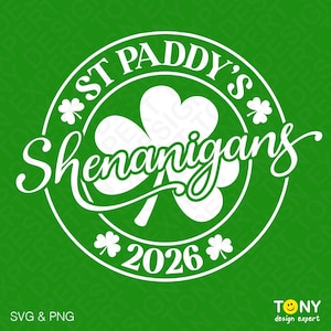 Op de afbeelding: Een groene afbeelding met witte tekst en designelementen. De tekst luidt "St. Paddy's Shenanigans 2026" in een cirkelvormige opstelling met klavers. De linker benedenhoek heeft de tekst "SVG & PNG".