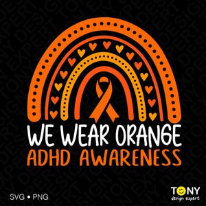 Op de afbeelding: Een grafisch ontwerp met een oranje regenboog met hartjes- en stippenpatronen, gecentreerd met een oranje bewustzijnslint. Onder de regenboog staat de witte en oranje tekst: WE WEAR ORANGE ADHD AWARENESS op een zwarte achtergrond.