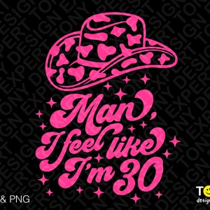 Könnte beinhalten: Pinkfarbenes Grafikdesign mit einem Cowboyhut und dem Text "Man, I feel like I'm 30".