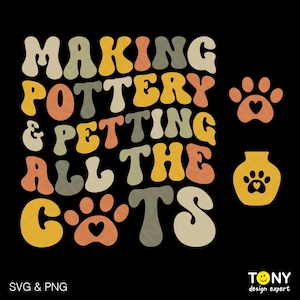 Może przedstawiać: Czarny projekt graficzny z napisem "MAKING POTTERY & PETTING ALL THE CATS" w stylu retro. Projekt zawiera odciski łap i wazon z odciskami łap. W lewym dolnym rogu napis "SVG & PNG".