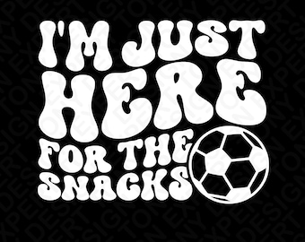 Divertida imagen SVG PNG de una mamá futbolista: Día de partido, solo estoy aquí por los bocadillos (Descarga digital)