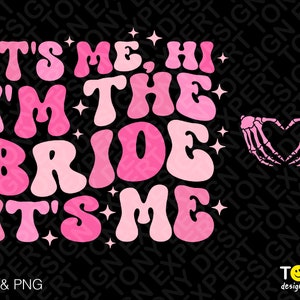 Puede incluir: Gráfico rosa y blanco con el texto "It's me, hi I'm the bride It's me" en una fuente retro. Una mano de esqueleto sosteniendo un corazón está en el lado derecho del gráfico.