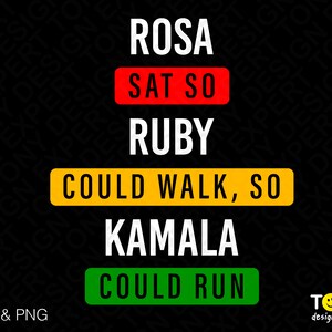 Op de afbeelding: Een zwart-wit grafisch ontwerp met de tekst "ROSA SAT SO RUBY COULD WALK, SO KAMALA COULD RUN" in een kleurrijk blokdesign. De tekst is in een vetgedrukte, sans-serif lettertype. De achtergrond is zwart met een wit patroon.