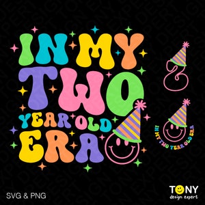 Op de afbeelding: Een kleurrijk grafisch ontwerp met de tekst "IN MY TWO YEAR OLD ERA" in een retro stijl. Het ontwerp bevat een smiley met een feestmuts en sterren.