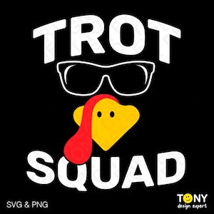 Może przedstawiać: Czarny grafika z białymi słowami "TROT SQUAD", nad głową kreskówkowego indyka w okularach przeciwsłonecznych. Głowa indyka jest żółta z czerwonym koralem. Obraz zawiera "SVG & PNG" i logo projektanta.