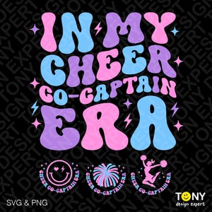 Puede incluir: Un diseño gráfico con el texto "IN MY CHEER CO-CAPTAIN ERA" en letras de burbujas, con colores rosa, azul y morado. El diseño incluye rayos y estrellas, junto con tres gráficos circulares con temática de porristas.