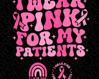 Puede incluir: Gráfico rosa y blanco con el texto "I Wear Pink For My Patients" en un estilo de fuente retro. El gráfico incluye una cinta rosa, un arcoíris y estrellas.