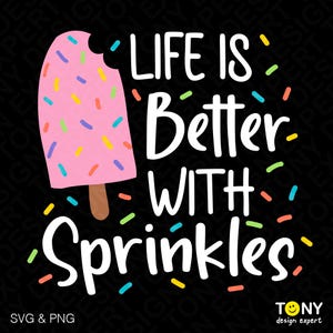Puede incluir: Diseño gráfico con un helado rosa cubierto de chispas de colores y una mordida. El texto "LIFE IS Better WITH Sprinkles" está en blanco, con chispas alrededor del texto y el helado sobre un fondo negro.
