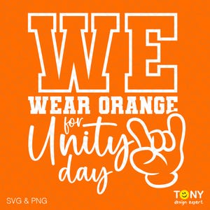 Może przedstawiać: Pomarańczowa grafika z białymi słowami "WE WEAR ORANGE for Unity day". Gest dłoni z uniesionymi palcami jest również biały. W lewym dolnym rogu napis "SVG & PNG".