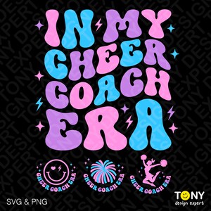 Pode incluir: Um design digital com o texto "In My Cheer Coach Era" em um estilo de fonte retrô e psicodélico. O texto está em rosa, azul e roxo. Há três designs menores abaixo do texto, cada um com um rosto sorridente, um fogos de artifício e uma líder de torcida com pompons.