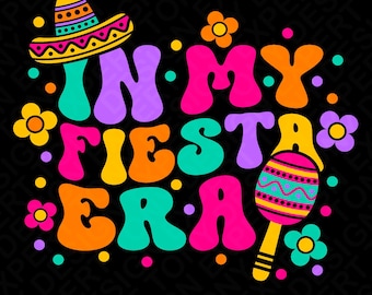 Puede incluir: Un diseño gráfico colorido con el texto "In My Fiesta Era" en estilo retro. El diseño presenta un sombrero, maracas y flores.