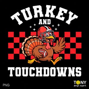 Könnte beinhalten: Eine Cartoon-Illustration auf schwarzem Hintergrund zeigt einen Truthahn mit Footballhelm, der mit einem Football rennt. Die Worte "TURKEY AND TOUCHDOWNS" sind in Weiß, mit einem rot-schwarzen Karomuster.