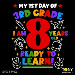 Könnte beinhalten: Ein farbenfrohes Grafikdesign für den ersten Schultag der 3. Klasse mit dem Text "MY 1ST DAY OF 3RD GRADE" und "READY TO LEARN!" in verschiedenen Farben. Die Zahl "8" ist prominent dargestellt, zusammen mit den Worten "I AM 8 YEARS OLD."