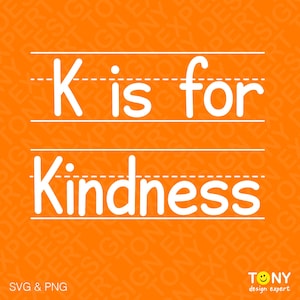 Może przedstawiać: Pomarańczowe tło z białymi słowami „K is for Kindness”, napisanymi w stylu szkolnym. Obraz zawiera również tekst „SVG & PNG” i logo „TONY design expert”.