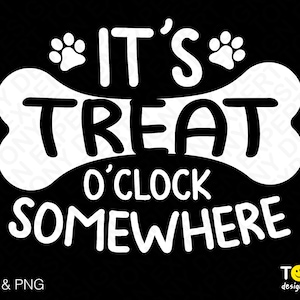 Puede incluir: Texto blanco sobre fondo negro que dice "It's Treat o'clock Somewhere" con huellas de patas a cada lado de la palabra "It's". El texto está dentro de una forma de hueso blanco.