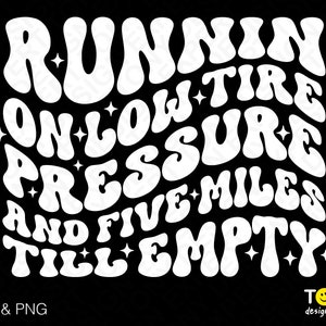 Runnin op lage bandenspanning en vijf mijl tot lege Svg Png, 5 mijl tot lege Svg, digitale download sublimatie PNG &sVG Cricut Cut bestand