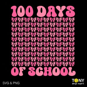 Può includere: Grafica rosa con il testo "100 giorni di scuola" in un font retrò. Lo sfondo è un motivo di fiocchi rosa.