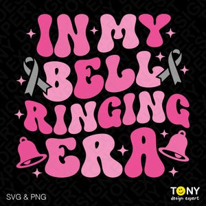 Pode incluir: Design gráfico retrô com o texto "IN MY BELLY RINGING ERA" em letras rosa. O design inclui fitas cinzentas, estrelas e ilustrações de sinos em um fundo preto. No canto inferior esquerdo diz "SVG & PNG".