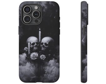 Puede incluir: Funda de teléfono en blanco y negro con diseño gótico. Muestra dos calaveras, rosas y velas encendidas sobre un fondo nublado. El texto "NOCTURNAL DOLL" se encuentra en la parte inferior.