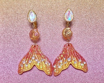 ORANGE FIN Pendientes de aleta de resina sintética decorados con piedras brillantes, clip marítimo, chapado en oro. Sirena, muy ligera.