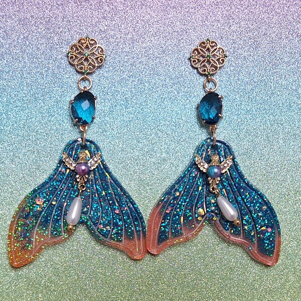 Boucles d'oreilles clous FIN, nageoire, sirène, maritime, coulées en résine, petite breloque, pierre de verre cristal, zircon, très légères