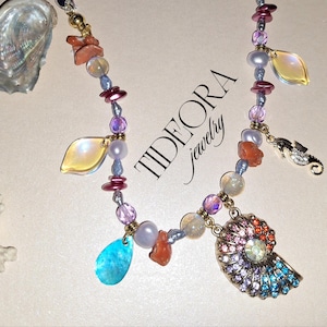 CORAL TIDE Halskette maritim, Koralle, Rot, Schnecke mit Glitzersteinen, Perlmutt, Glasperle, Türkis, Edelstahl, magnetische Schließe