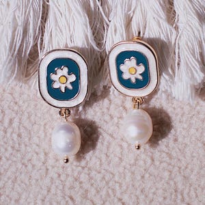 Camomile Flower Earrings, Handmade flower pearl drop earrings, Mothers Peal earrings, Wedding Earrings, Christmas Gift for Mom, wild flower