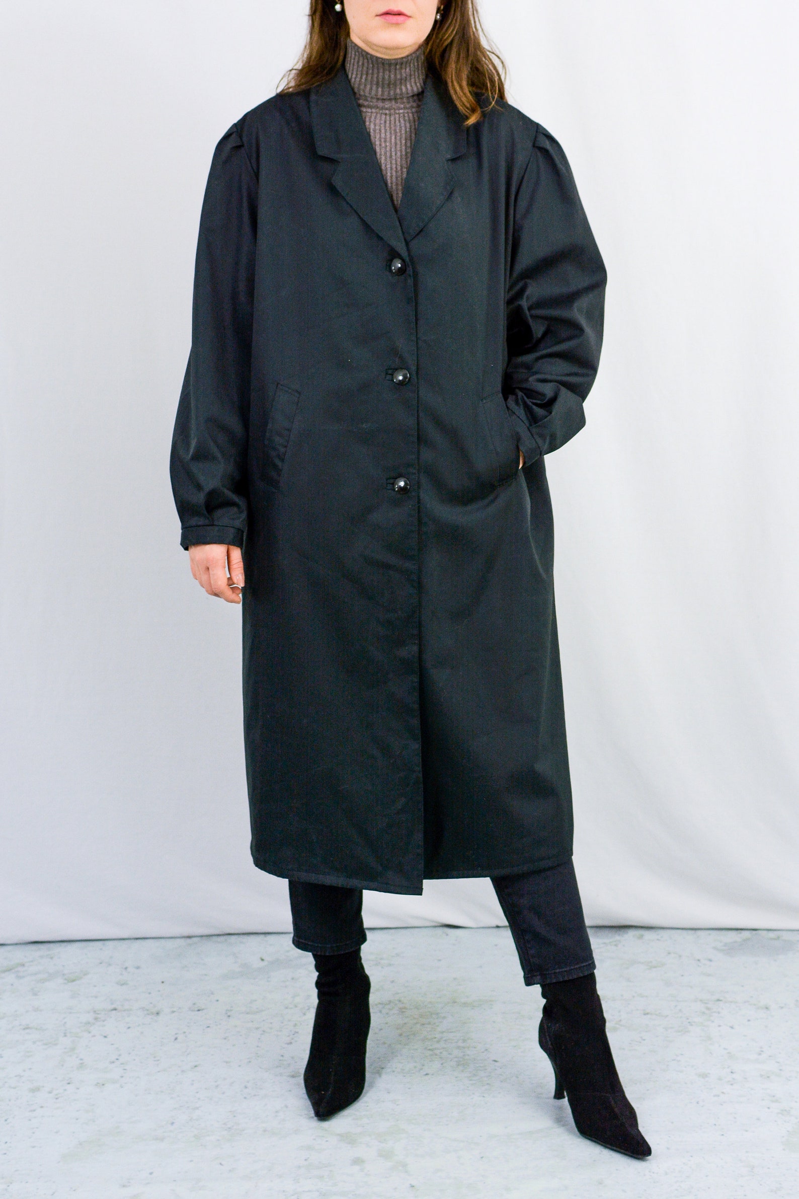 Vintage Black trench coat with puff sleeve detail. single-breasted button fastening and side slit pockets. straight fit.