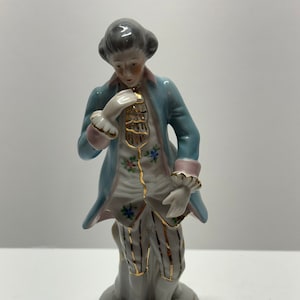 Figurine de gentleman victorien en porcelaine