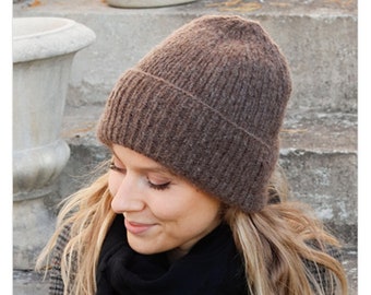 Hand knitted hat in soft and warm wool, enveloping hat, 65% Alpaca, polyamide and wool.